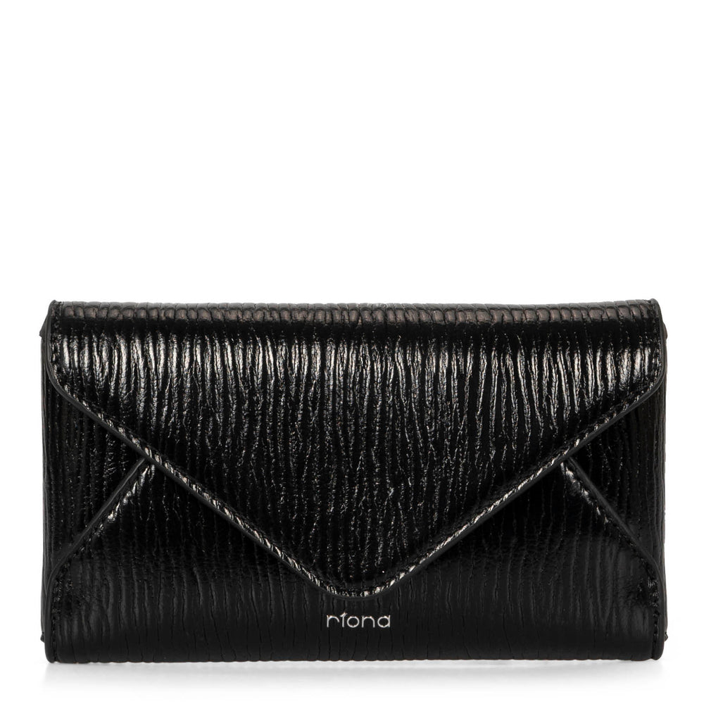 Front view of black glossy vegan crossbody bag called Evening in an envelopy style designed by Riona, showcasing its enevelopye closure and shiney textured PU look.